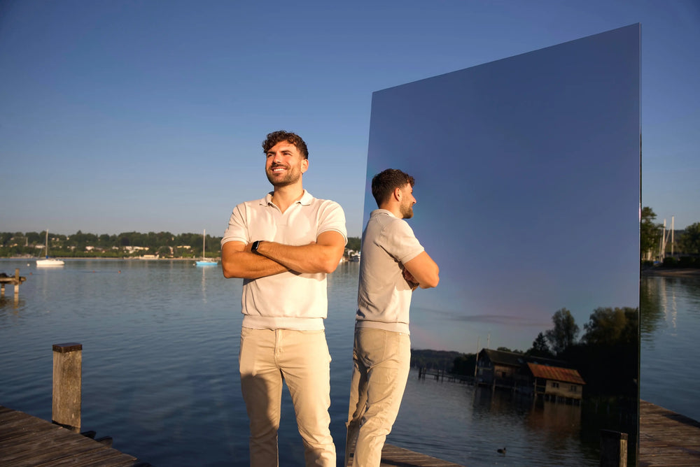 Spiegelnde Wasseroberfläche am See