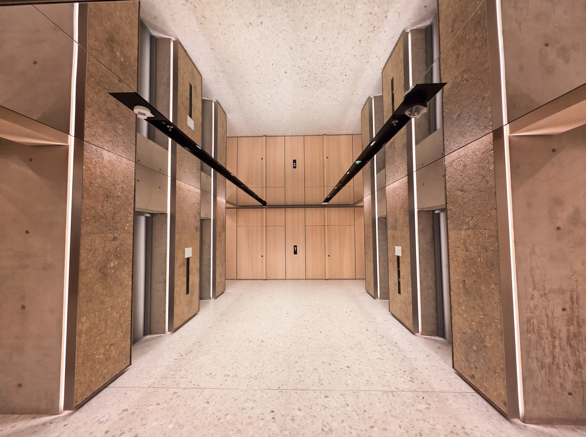 Dasselbe Foyer mit Spiegeldecke
