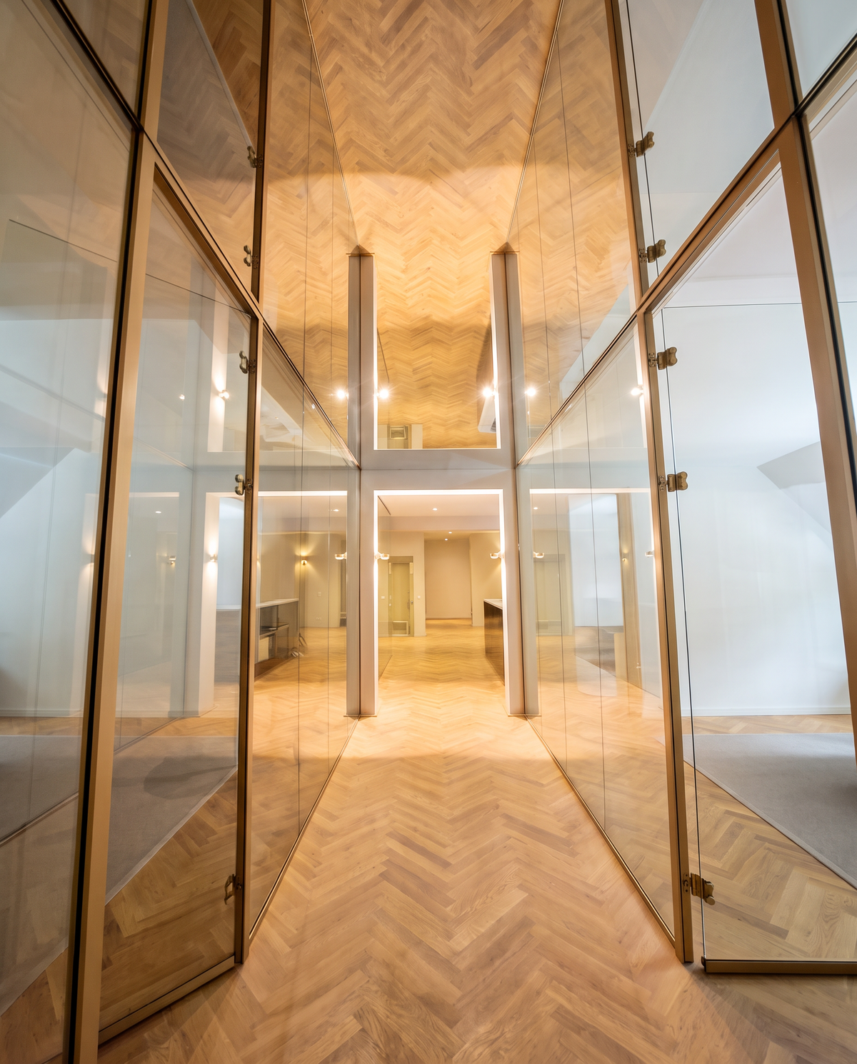 Bürogebäude, Spiegeldecke im Flur